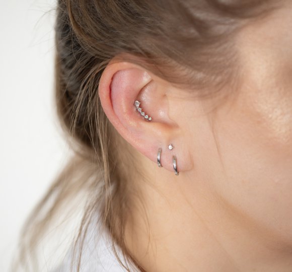 Diamonds barbell piercing