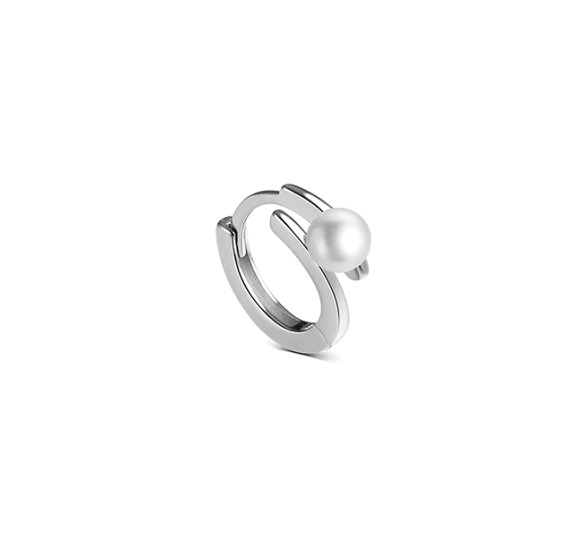 Pearl mid helix huggie – mały, srerbny kolczyk kółeczko z perłą