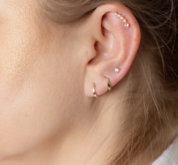 Diamonds barbell piercing