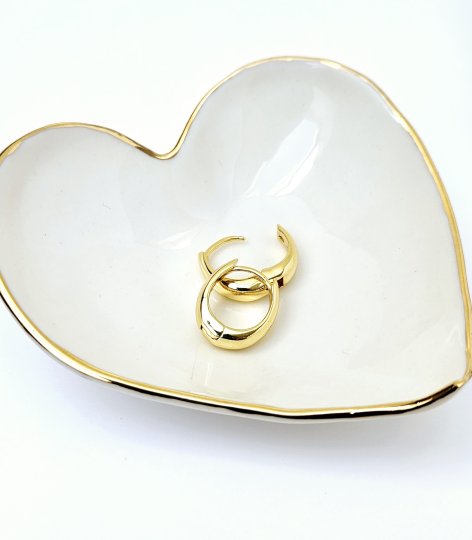 Gdy kolczyk nie „klika” – kilka słów o regulacji zapięć